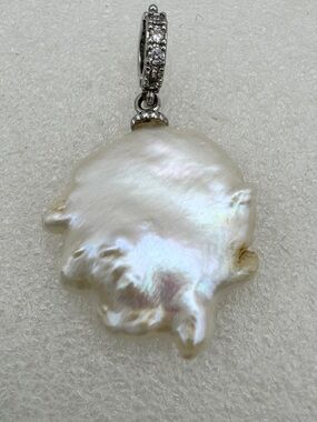 Real Keshi High Luster Pearl pendent with clip on.